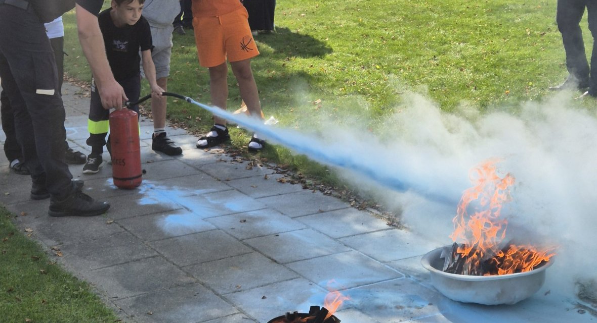 Ugnies ir saugumo pamokos vaikams – ugniagesiai lankėsi Buivydžiuose